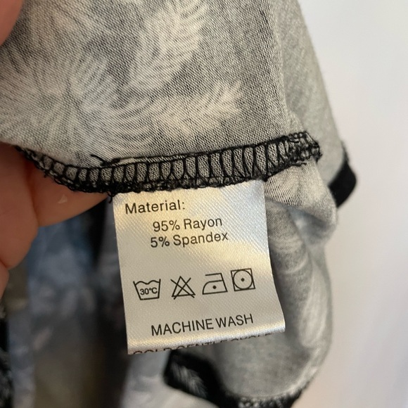 Black and White Boxy Polo Blouse with Short Sleeves - Picture 4 of 4